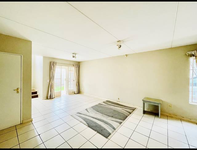 2 BEDROOM APARTMENT RENTED IN SUNNINGHILL